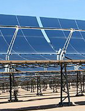 在太阳能发电厂的抛物线槽的一部分。