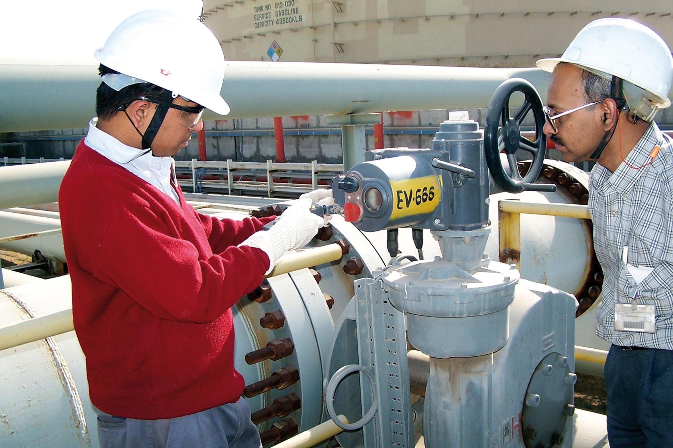 Reliance Jamnagar炼油厂的许多智商执行器装置之一。