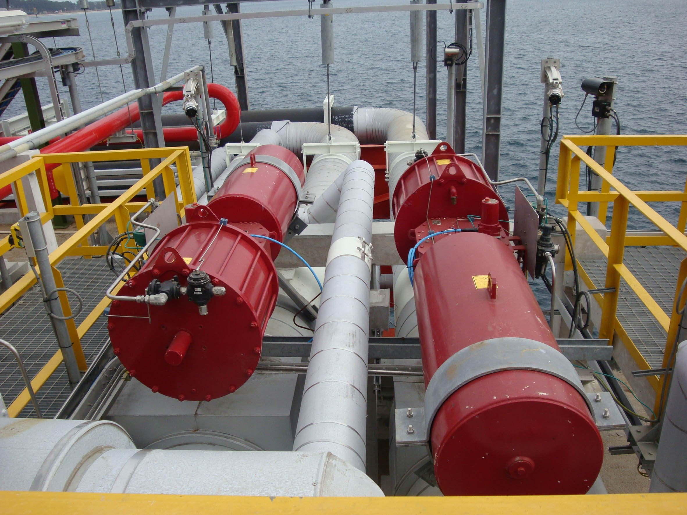 Rotork GP系列，弹簧返回，苏格兰轭气动执行机构安装在海上码头在Quintero湾。